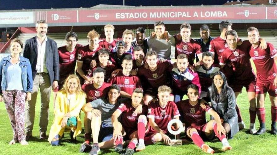 Equipo del Pontevedra B tras haber ganado la Copa Diputación, el pasado miércoles. // FDV