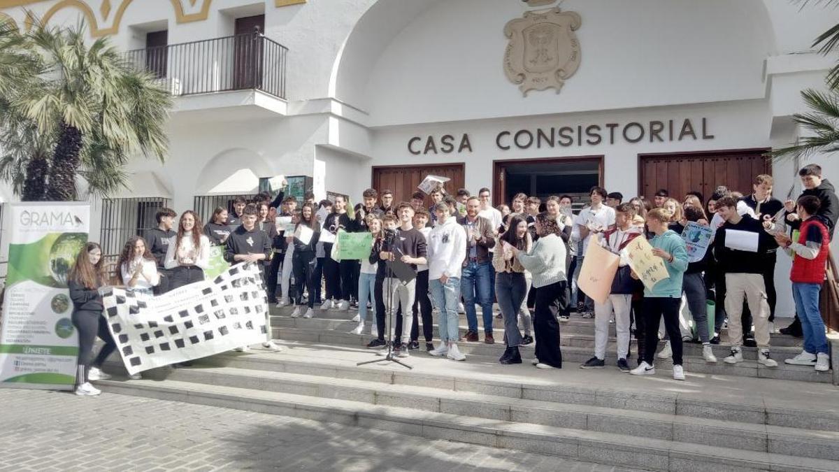 Un momento de la lectura del manifiesto ante el ayuntamiento de Palma del Río.