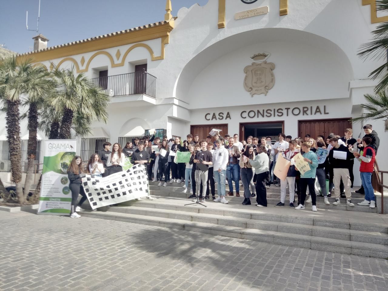 Un momento de la lectura del manifiesto ante el ayuntamiento de Palma del Río.