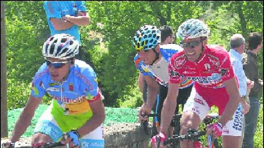 Manuel Vázquez, Garzelli y Cabreira, en la subida a La Manzaneda.