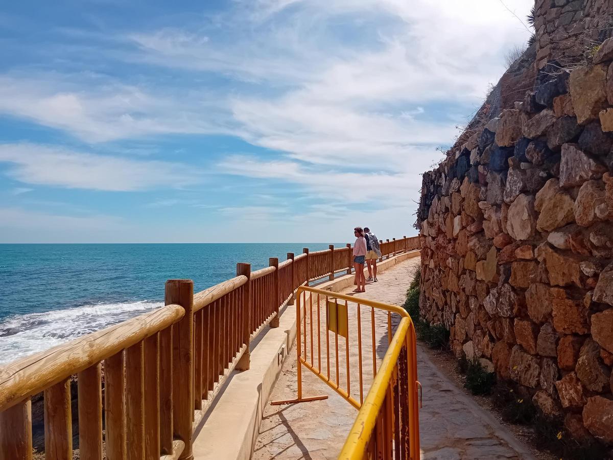 Dos tramos del Sendero Azul de Orihuela Costa "cortados": peligro de derrumbe