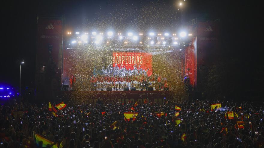 España recibe agradecida a sus campeonas del mundo