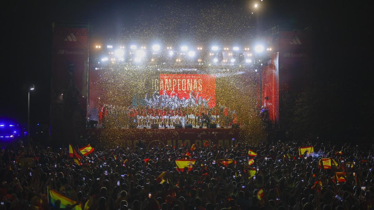 La selección española femenina de fútbol, nueva campeona del Mundo, durante la celebración con la afición este lunes en la explanada Puente del Rey, en Madrid Río.