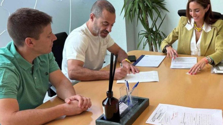 Por la izquierda, Fernando Hernández, Ángel García y Marina Navarro, durante la firma del acuerdo. | A. S.