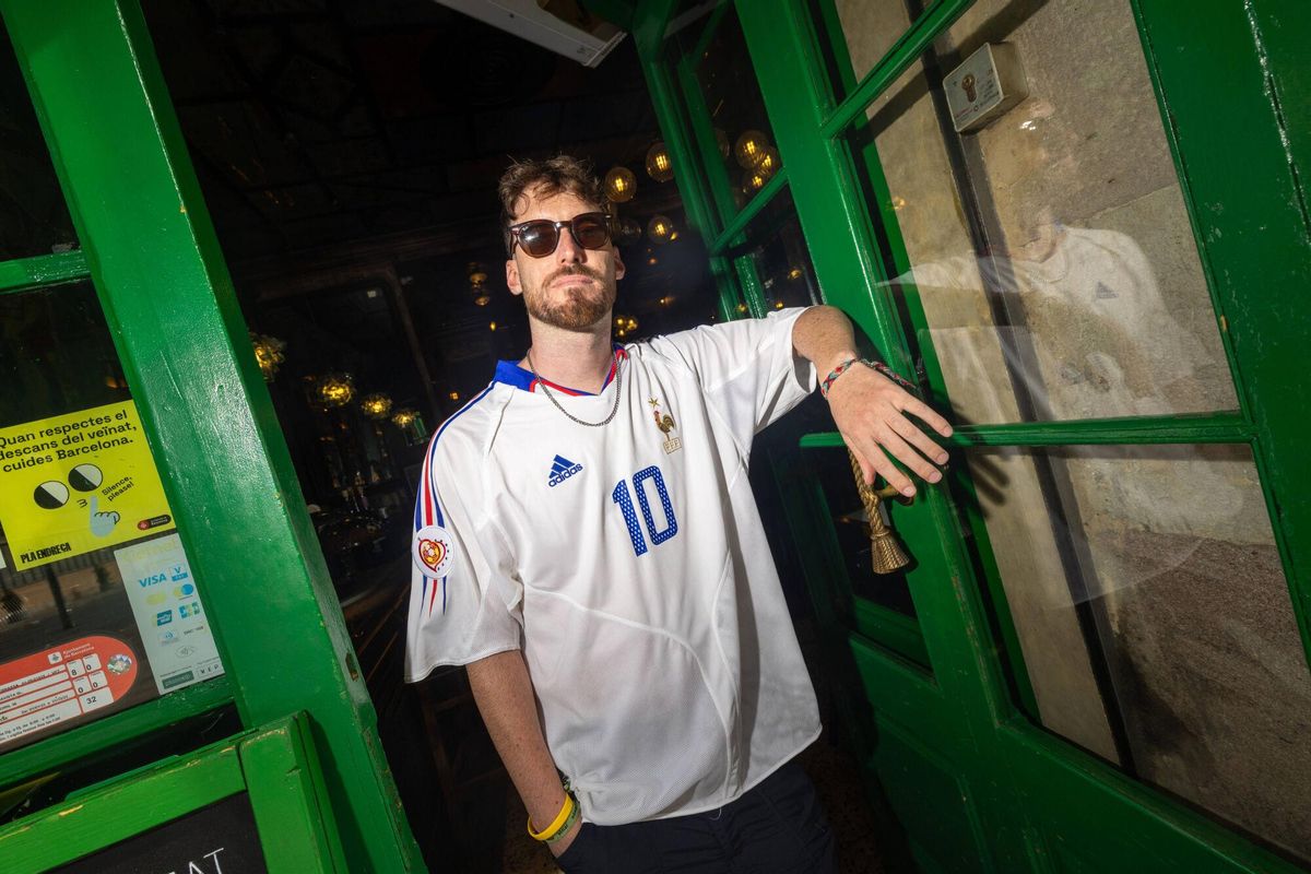 Las camisetas de fútbol se han convertido en un icono de moda y conquistan las calles
