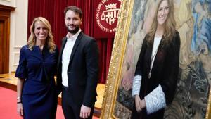 Maria Eugènia Gay junto al pintor Jordi Díaz Alamà en el Ilustre Colegio de la Abogacía.