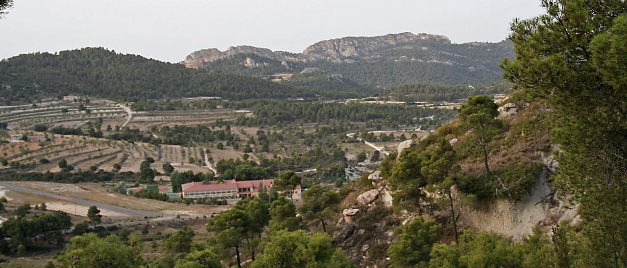 Imagen panorámica del hotel del Xorret de Catí y su entorno natural protegido.