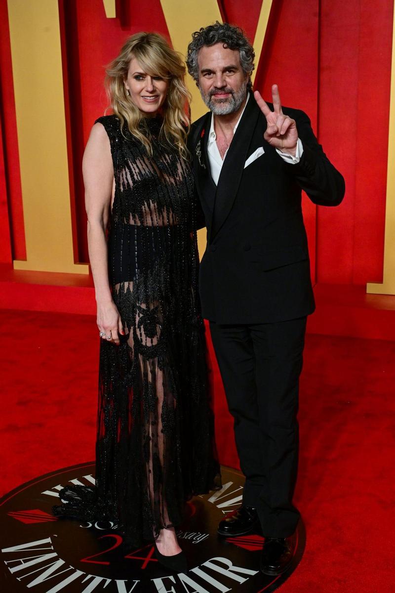 Sunrise Coigney y Mark Ruffalo en la fiesta post Oscars 2024 de Vanity Fair