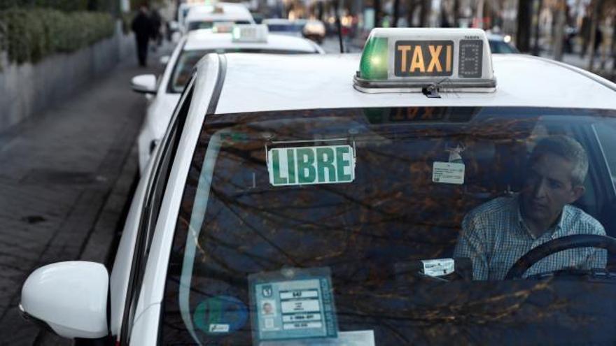 El taxi vuelve a la carrera por los clientes