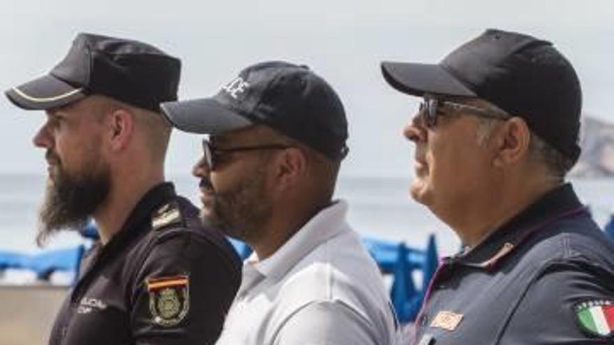 Los efectivos de los tres países patrullaron ayer por el paseo de la playa de Levante ante la mirada de los bañistas.