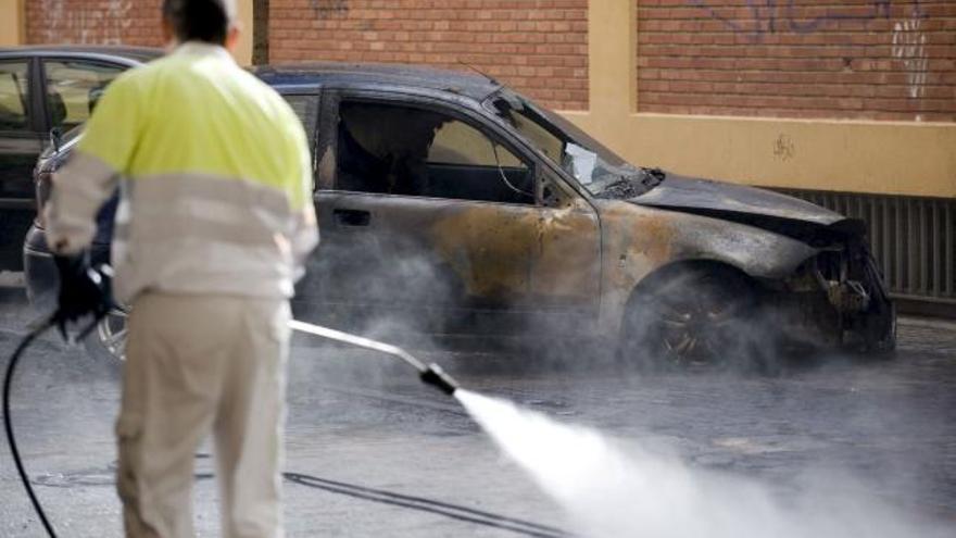 Arden seis vehículos en Valencia y el humo afecta a una guardería cercana