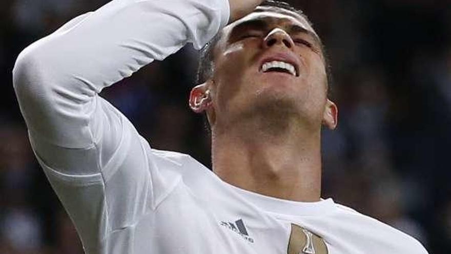 Cristiano Ronaldo lamenta un fallo. // Juan Medina