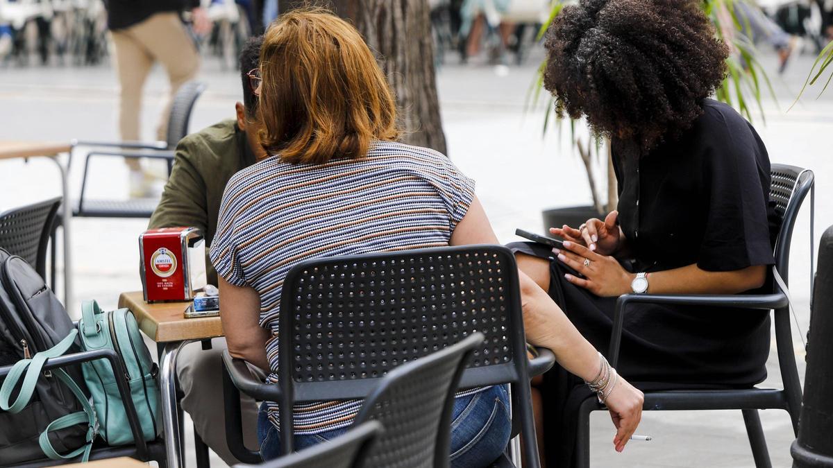Personas fumando en una terraza en València en una imagen de archivo.