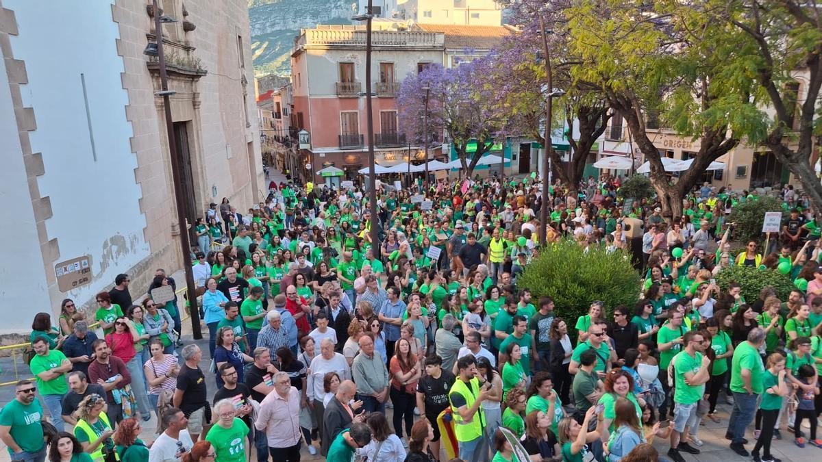 La plaza de l'Ajuntament de Dénia, repleta de docentes y familias
