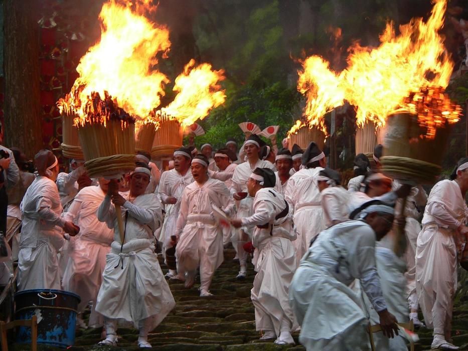 Japón - A pesar de la gran cantidad de fiestas que utilizan el fuego, son pocas las que tienen el fuego como un elemento determinante. En Japón, el arte escénico popular Nachi no Dengaku celebra la Fiesta del Fuego de Nachi para pedir cosechas de arroz abundantes.