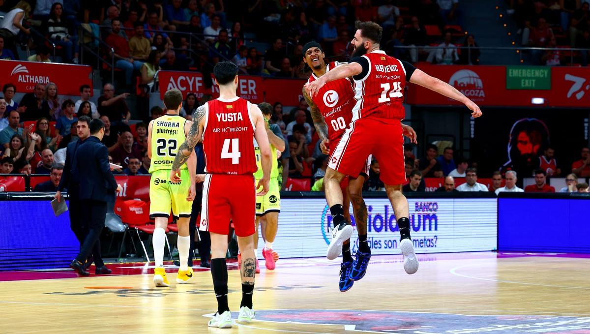 Robinson y Dubljevic chocan sus pechos tras un mate del montenegrino que sentenciaba el partido.