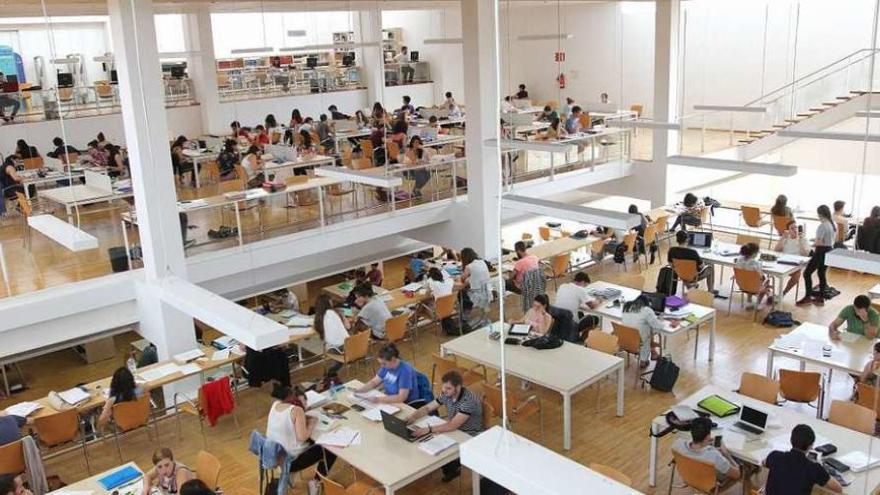 La biblioteca del campus abre estos días desde las 8,30 a las 3 de la madrugada. // Iñaki Osorio