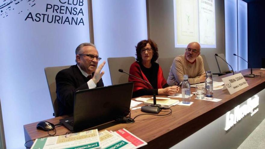 Agustín Escolano, Aida Terrón y Javier Gámez, de Tribuna Ciudadana, ayer, en el Club Prensa Asturiana.