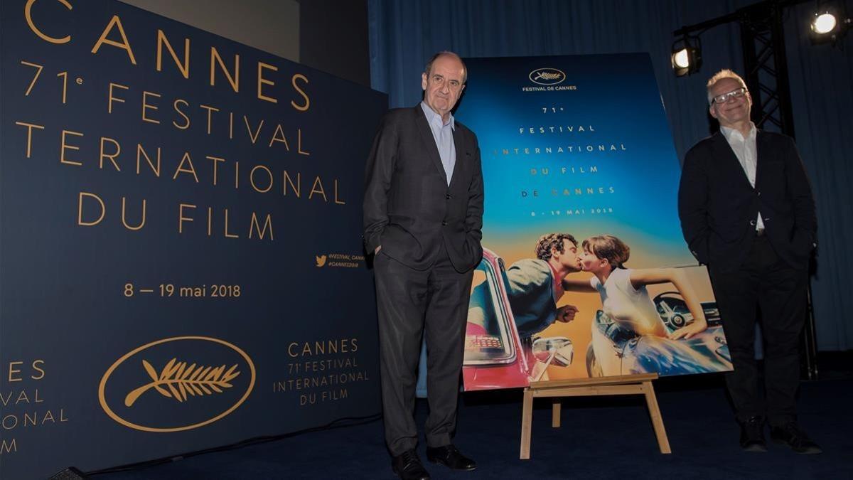 El delegado general del Festival de Cannes, Thierry Fremaux (derecha), y el presidente del Festival, Pierre Lescure, posan junto al poster del certamen durante la presentacion de las peliculas que optaran a la Palma de Oro y el resto de filmes