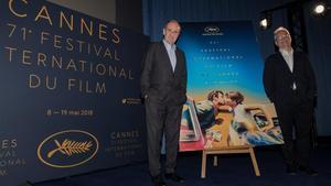 El delegado general del Festival de Cannes, Thierry Fremaux (derecha), y el presidente del Festival, Pierre Lescure, posan junto al póster del certamen durante la presentacion de las peliculas que optaran a la Palma de Oro y el resto de filmes