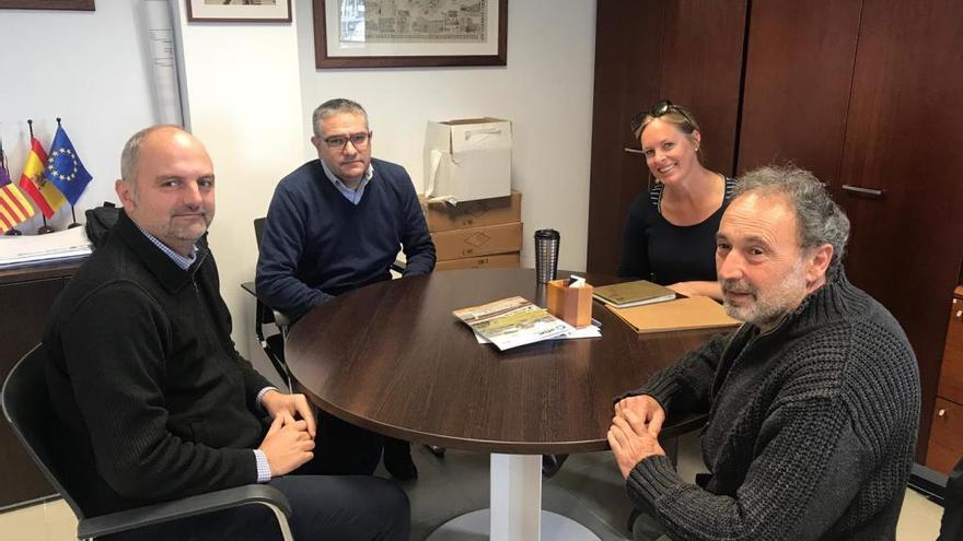 Imagen de la reuniÃ³n de hoy entre cargos de la Conselleria y SFM y los vecinos que reivindican la parada del EnllaÃ§.