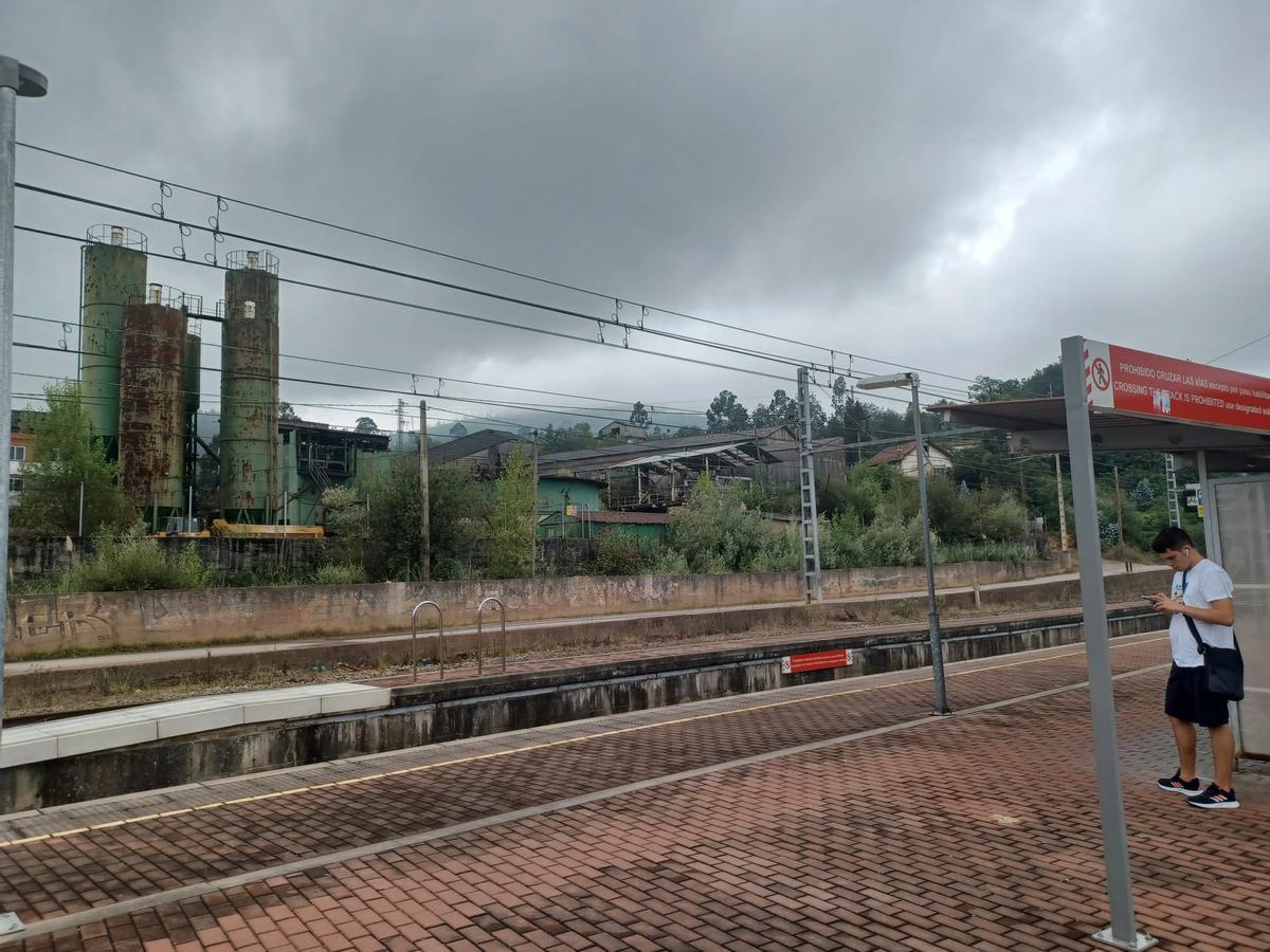 Vestigios de las minas de Villabona, a la izquierda de la imagen.