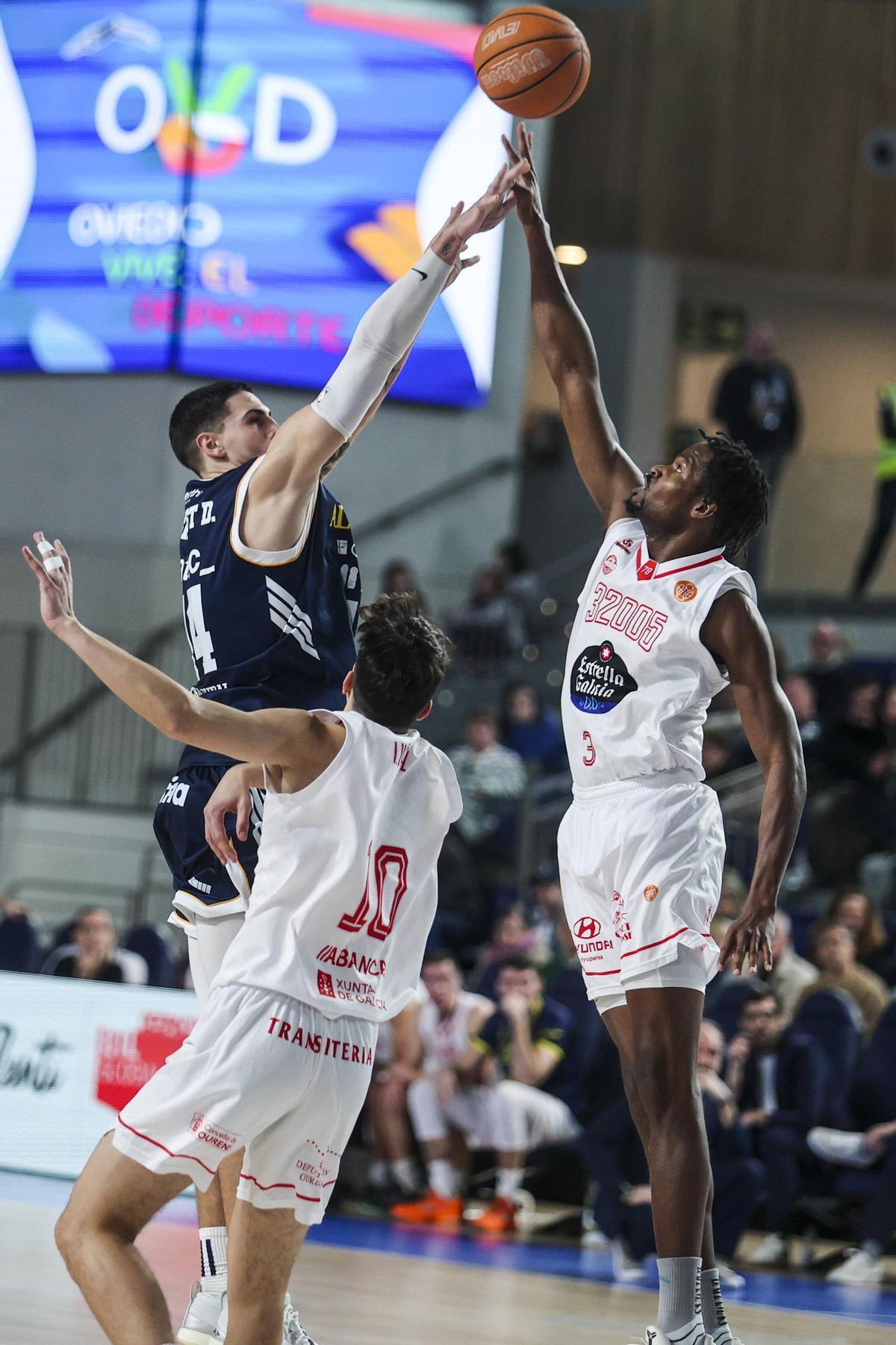 Todas las imágenes del Palacio de los Deportes: mates, charanga y victoria del Alimerka Oviedo Baloncesto ante el Ourense