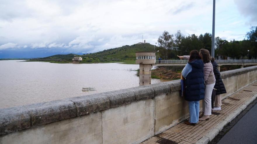 La plataforma Unidos por el Agua espera que el agua potable vuelva a sus grifos tras la crecida de Sierra Boyera