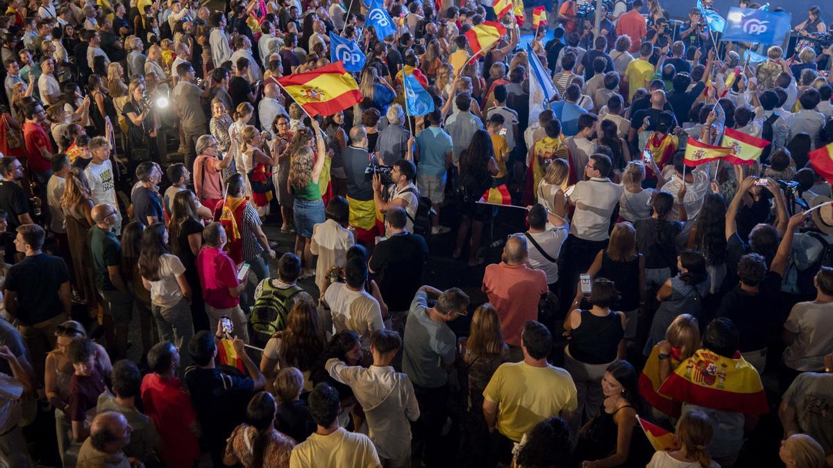 Ambiente en las sedes del PP y PSOE en la noche electoral, en imágenes