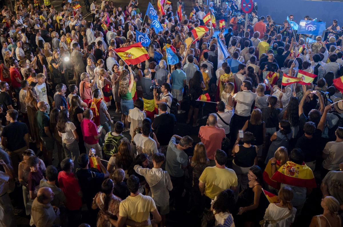Ambiente en las sedes del PP y PSOE en la noche electoral, en imágenes