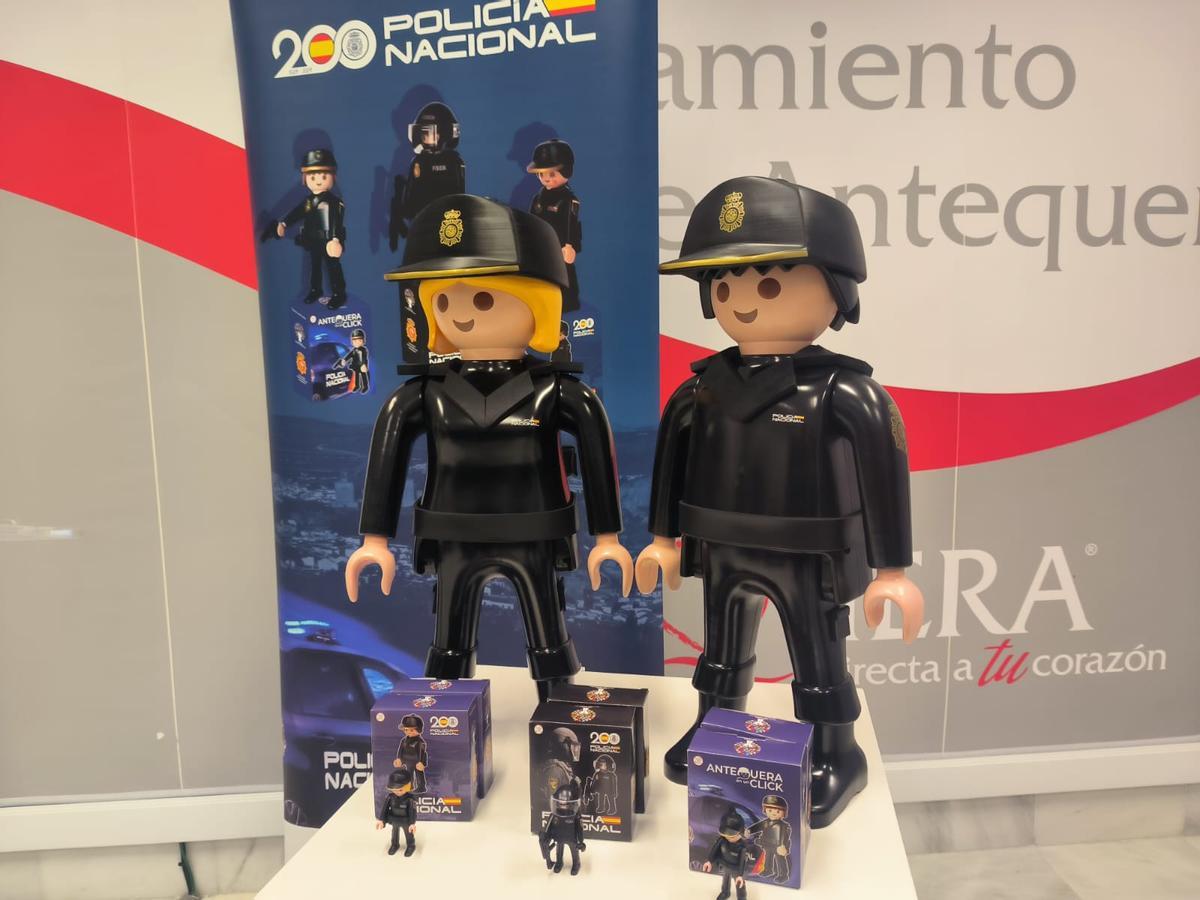 Modelos de agentes de la Policía Nacional de Playmobil.