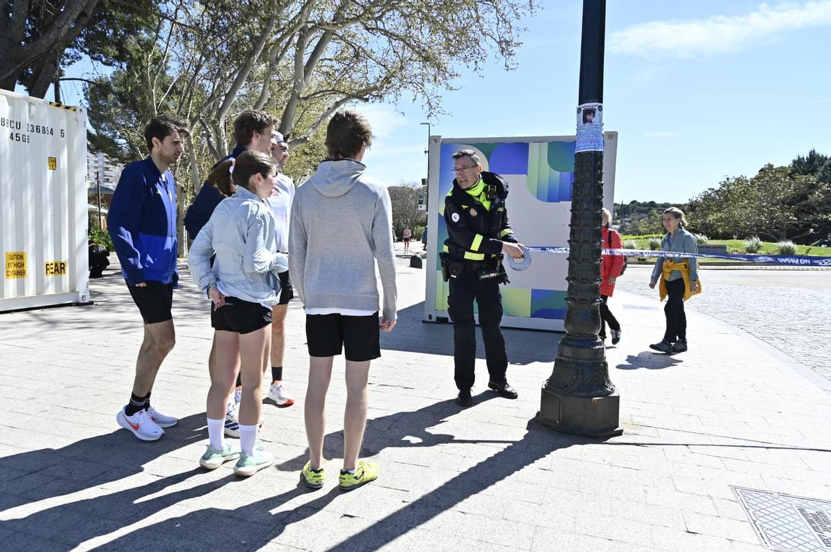 En imágenes I Parques cerrados en Zaragoza por el fuerte viento