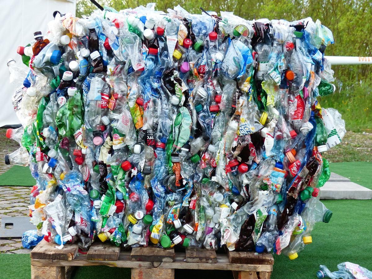 Un palé con botellas de plástico para reciclar.