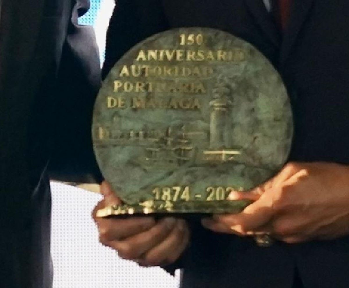 Detalle de la medalla del 150 aniversario de la Junta de Obras del Puerto.