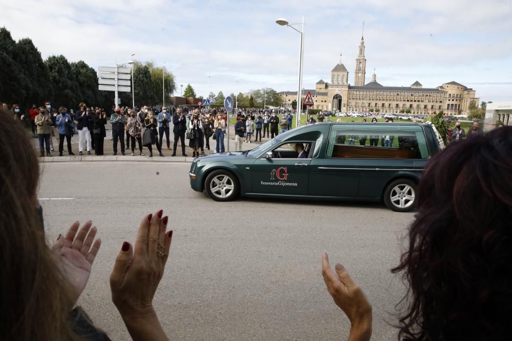 Más de mil personas despiden al hostelero gijonés Floro Gordillo con una cadena humana.