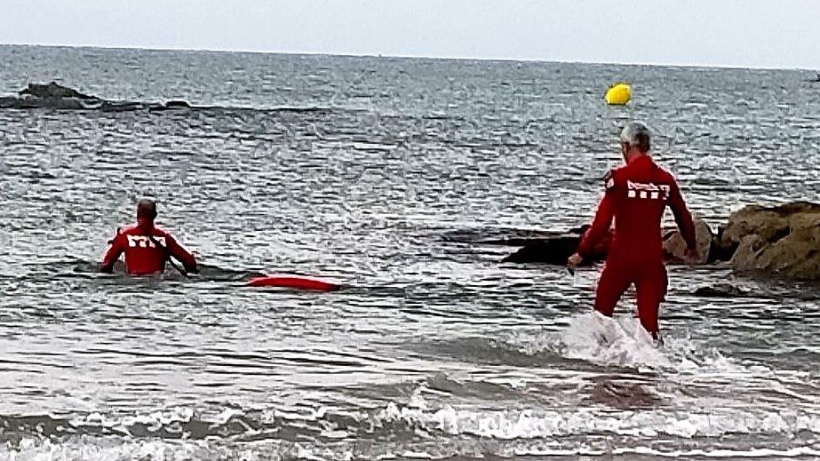 Dos bomberos, al rescate de una persona caída al agua que hacía paddle surf en Cubelles.