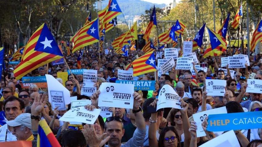 Una multitud, con Puigdemont al frente, se manifiesta en Barcelona