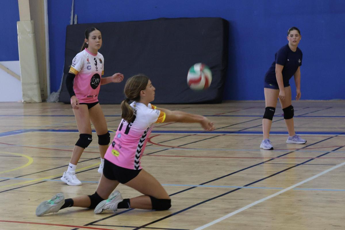Todas las imágenes de las jornadas de tecnificación de vóley en el Polideportivo Es Viver