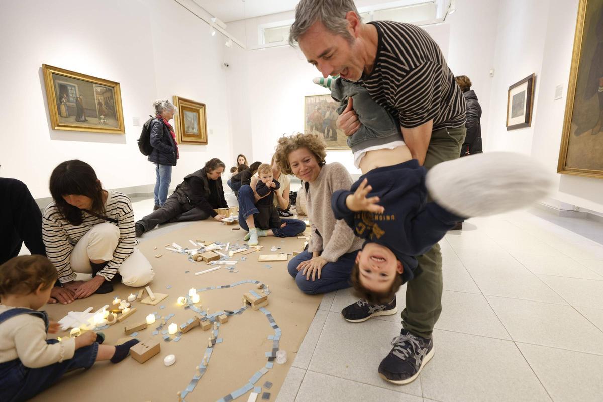 El arte y el juego infantil, de la mano en el Museo Piñole de Gijón para celebrar el Día de los Museos, en imágenes