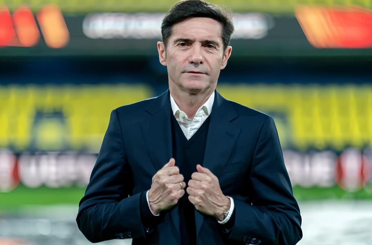 Marcelino García Toral, con La Cerámica de fondo