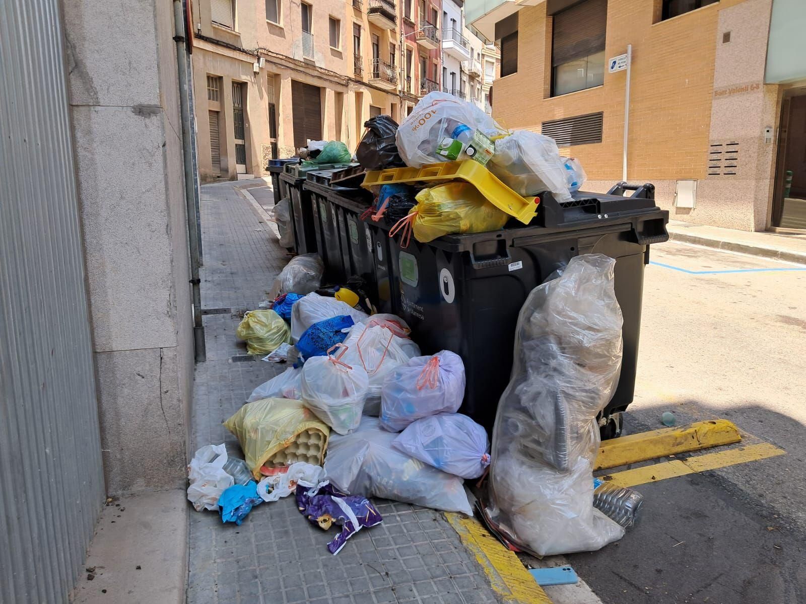 Els contenidors de Manresa, plens a vessar
