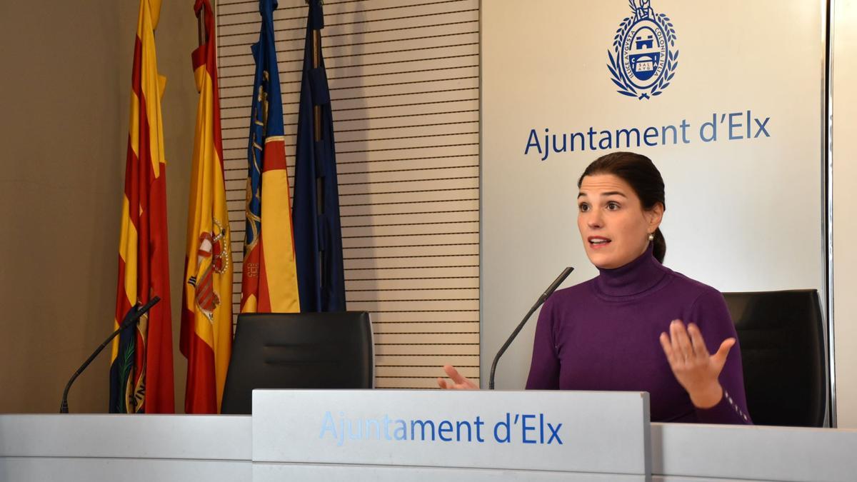 La concejala de Cultura, en la rueda de Prensa hoy explicando las novedades de los cines Odeon de Elche