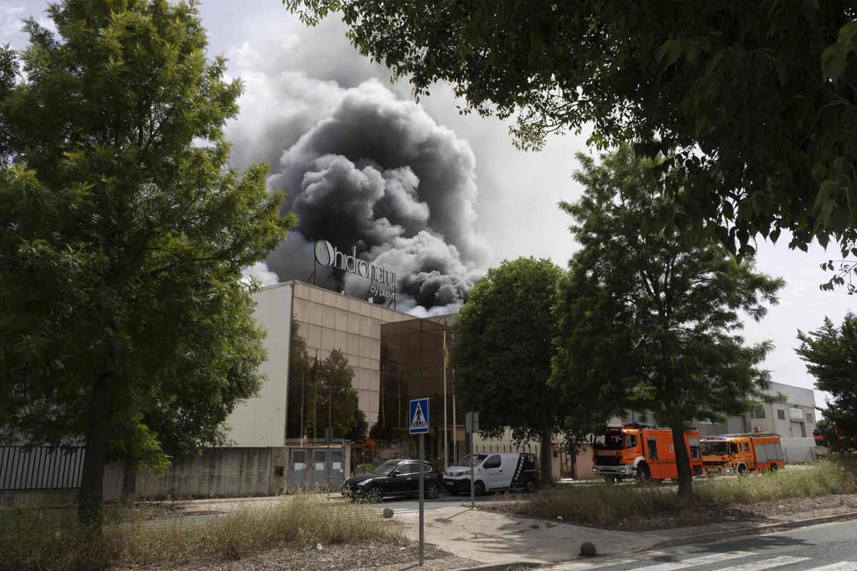 Más de seis dotaciones de bomberos trabajan en la extinción del incendio industrial de Xàtiva