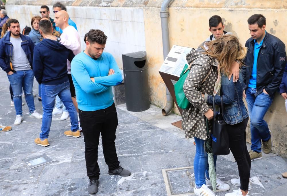 Emotivo minuto de silencio de los vecinos de Cudillero al recordar al joven fallecido David Carragal