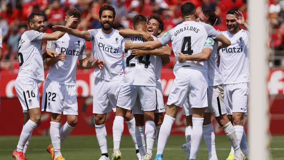 Los jugadores del Granada celebran un gol al Mallorca.