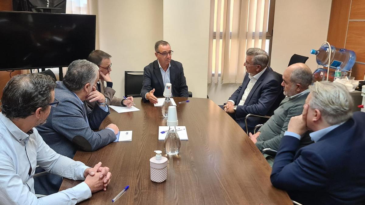 Reunión entre la FVET y el alcalde de Riba-roja.