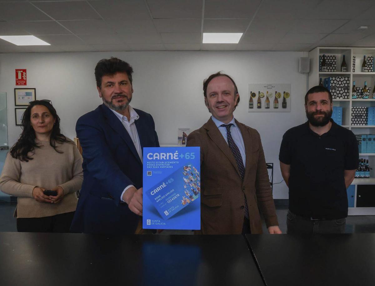 El alcalde de Meaño, Carlos Viéitez, y el director xeral, muestran una réplica del carné. | IÑAKI ABELLA