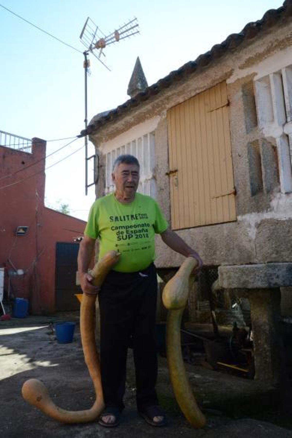 Jesús Núñez con dos calabazas de casi 1,80 metros.   | // G.NÚÑEZ