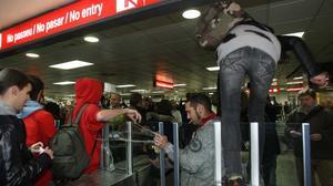 Unes 200 persones es manifesten a l’estació de plaça de Catalunya en contra de la pujada del transport públic.