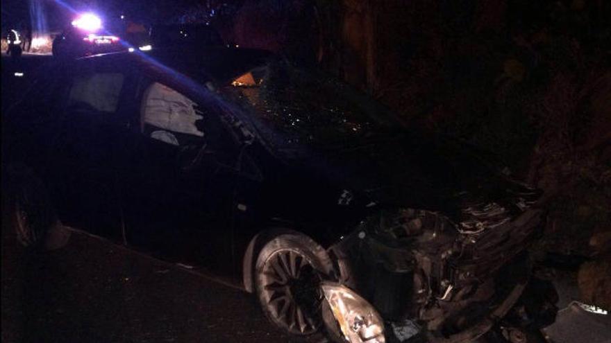 Estado en que quedó el vehículo accidentado en la carretera de Los Cuchillos.